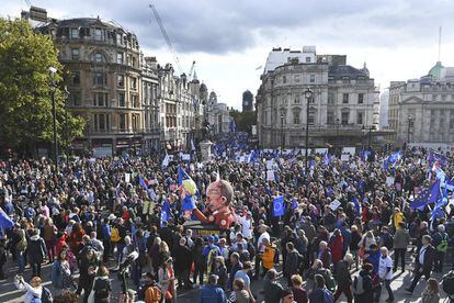 "Hicimos una gran tontería" en el referéndum de 2016, cuando los británicos decidieron salir de la UE por 52% de los votos, lamentaba Suzanne O'Hallorin, una jubilada de 64 años. En la imagen, miles de personas durante la protesta contra el Brexit por el centro de Londres, este sábado.