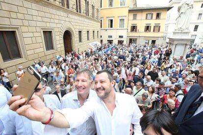 Matteo Salvini junto al candidato a la alcaldía de Siena, Luigi De Mossi.