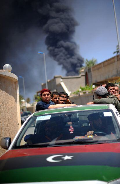 Un grupo de rebeldes libios se dirige al aeropuerto de Misrata para repeler un ataque del Gobierno.