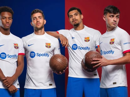 Varios jugadores del Barcelona, con la camiseta de color blanco.