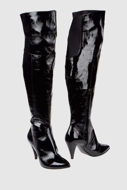 De corte corsario, con acabado acharolado y con taconazo. Estas botas de Fornarina, disponibles en Yoox por 59 euros, completan este look Madonna.