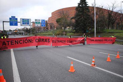 Varios activistas de Futuro Vegetal (entre ellos Bilbo Bassaterra, Marina Serna, Victoria Domingo y Juan Ricardo) cortan la M-30 de Madrid durante la pasada Operación Salida de Navidad. 