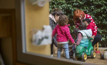 Niños jugando en una guarderia de Barcelona.