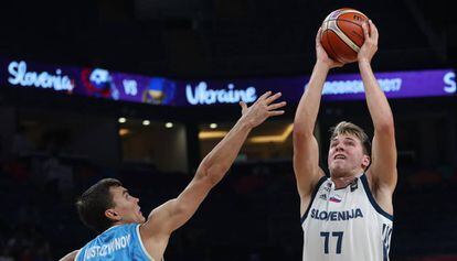 Luka Doncic, ante el ucranio Maksym Pustozvonov en el partido de octavos del Eurobasket.