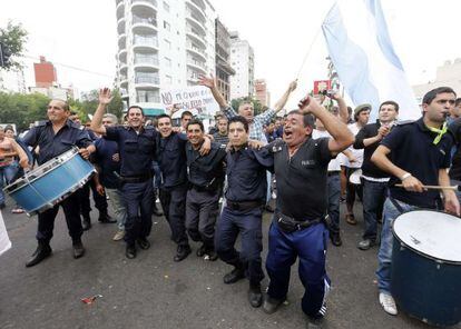 Protesta de policías en La Plata (Argentina).