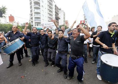 Protesta de polic&iacute;as en La Plata (Argentina).