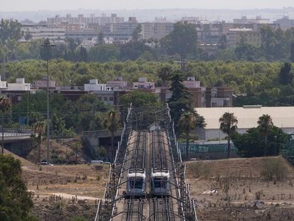 Dos trenes del metro de Sevilla, en julio.