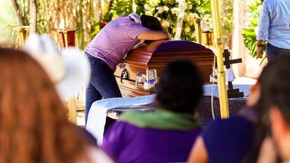La hija del líder yaqui Tomás Rojo llora durante el entierro de su padre en Vícam, Sonora, el pasado 10 de julio.