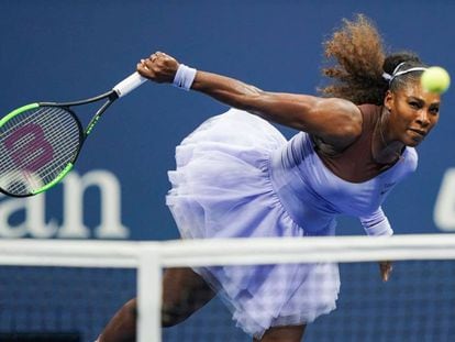 Serena Williams sirve durante el partido contra Sevastova en Nueva York.