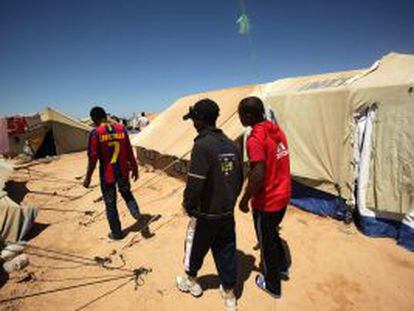 Refugiados africanos en un campamento de ACNUR en Túnez, junto a la frontera con Libia, en una imagen de archivo.
