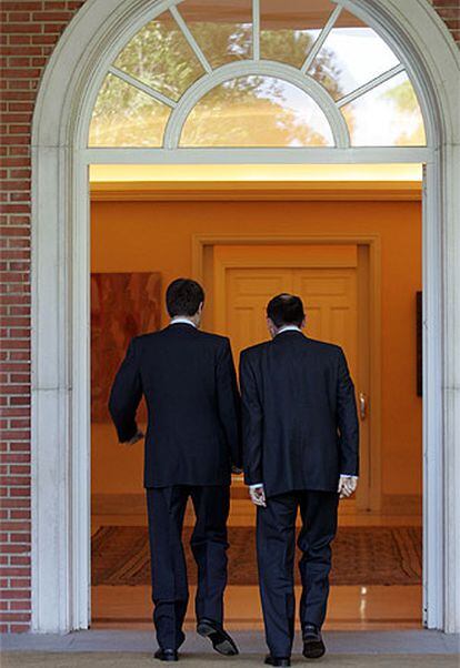 José Luis Rodríguez Zapatero y Juan José Ibarretxe entran en el palacio de la Moncloa.