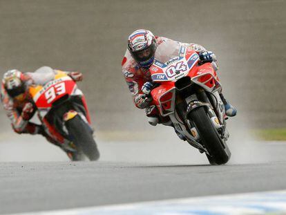 Dovizioso y Márquez pelan por el primer puesto del GP de Japón.