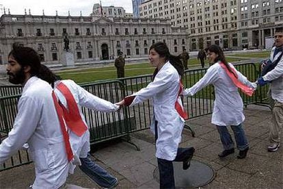 Estudiantes chilenos se manifiestan frente al palacio de La Moneda el pasado miércoles.
