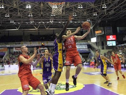 Una de las jugadas del partido del Caja Laboral en Valladolid.
