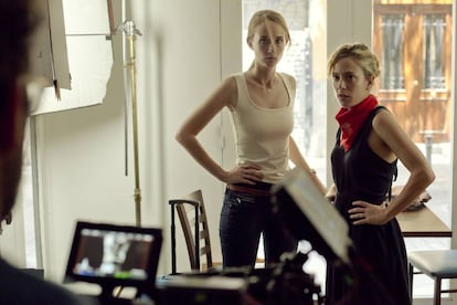 La directora Andrea Jaurrieta durante el rodaje de 'Ana de Día' junto a la actriz Ingrid García Jonsson.