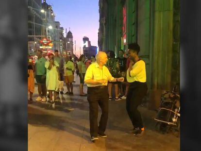 El anciano bailando en plena Gran Vía junto a una artista callejera.