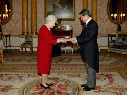 El embajador español en Reino Unido, Federico Trillo, en audiencia privada con la reina Isabel II, en el palacio de Buckingham, el pasado 23 de octubre.
