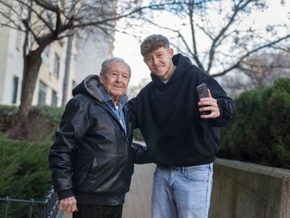 Emilio y Juanki, abuelo y nieto fotografiados en su barrio en Villaverde (Madrid) el 17 de enero de 2023.