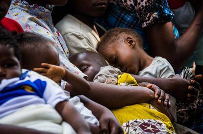 Unos niños descansan con sus padres durante una evaluación médica en el centro de salud de Kananga, en la región de Kasai (RDC), el 20 de enero de 2018.