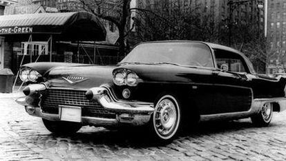 Un Cadillac Eldorado de 1958 frente al restaurante de Nueva York On The Green en ese mismo año