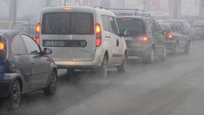 Varios coches emiten humo en un atasco en Bydgoszcz (Polonia).