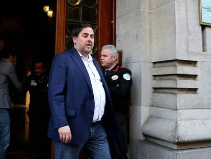 Oriol Junqueras sale de la Consejería de Economía en Barcelona, en 2017.