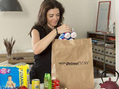 Una mujer recibe su pedido en el servicio Prime Now de Amazon.