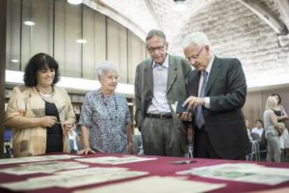 Dos dels fills de Josep Obiols, Montserrat i Raimon, flanquejats pel conseller de Cultura, Ferran Mascarell (dreta), i la directora de la Biblioteca de Catalunya, Eugènia Serra.