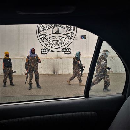 Varios militares talibanes, delante del muro que rodea la antigua Embajada de EE UU en Kabul.