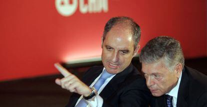 El expresidente de la Generalitat Valenciana, Francisco Camps, junto a Modesto Crespo, expresidente de la CAM, en 2009