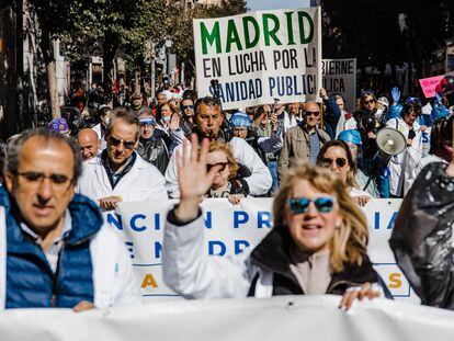 Médicos y pediatras de Atención Primaria y Urgencias Extrahospitalarias durante una manifestación para reclamar mejoras a 15 de marzo de 2023, en Madrid.