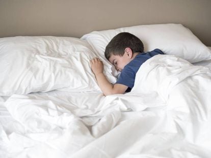 Un niño duerme la siesta en Lisboa. 