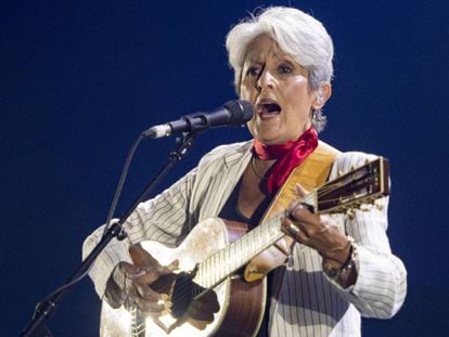 Joan Baez durante su concierto de despedida anoche en la V edición de Universal Music Festival. En vídeo, un fragmento de su interpretación del tema 'Llegó con tres heridas' de Joan Manuel Serrat.