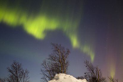 La situación ideal para ver la aurora boreal es alejarse de las luces de la ciudad, en una noche estrellada, con bajas temperaturas.