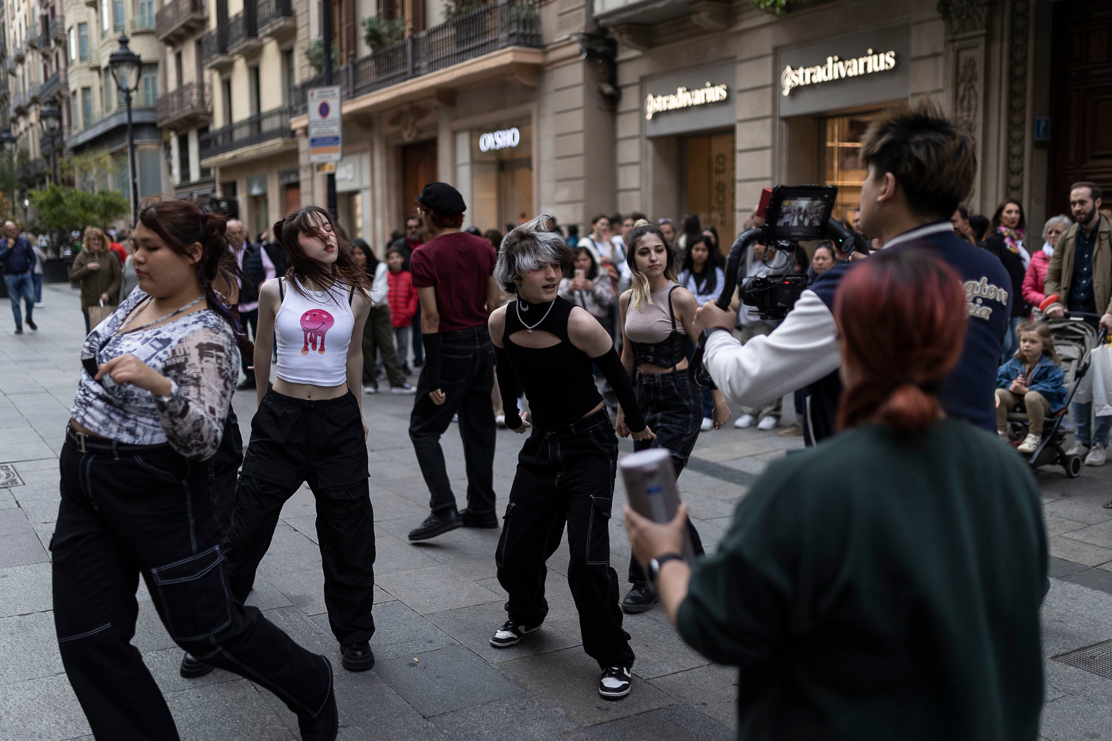 El grupo de baile Hiraeth Crew durante la grabación de su adaptación de 'Left Right' del popular grupo de coreano XG en el Portal de l'Àngel, en Barcelona.