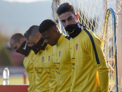 La plantilla del Sporting de Gijón, en el entrenamiento de este jueves.