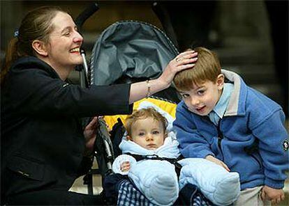 Diane Blood, con sus hijos Liam y Joel (en el centro), al abandonar ayer el Supremo británico.