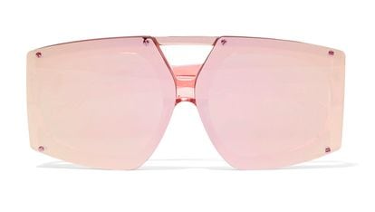Gafas futuristas

En cristal rosa espejado y cubriendo gran parte de la cara, las firma Karen Walker (265 euros)