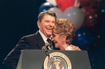 La primera dama Nancy Reagan y su marido, el presidente de los Estados Unidos, en Nueva Orleans en 1988.