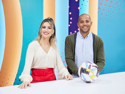 Alberto Edjogo y Danae Boronat, presentadores de ‘LaLiga es Mundial’, en el plató donde se rueda el programa en Madrid.