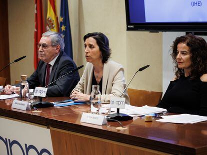En el centro, Ana de la Herrán, presidenta de la Asociación de Inspectores de Hacienda del Estado, junto a José María Peláez y Teresa Benito, portavoz y vicepresidenta de la asociación.