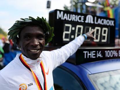 Eliud Kipchoge celebra su récord del mundo en la maratón de Berlín este domingo.