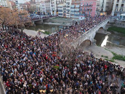 Una multitud se concentró para ver el concierto 'sorpresa' de Sopa de Cabra.