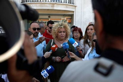 La alcaldesa de Aranjuez, Cristina Moreno, hace declaraciones tras el minuto de silencio para condenar el asesinato de dos vecinas de Aranjuez, el 10 de junio.