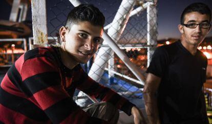 Hamzi al Fayer (izquierda), de 14 años, viaja solo a bordo del ferri que une Trípoli (Líbano) y Turquía hasta que conoce a Alí Bolhos, de 15, a bordo del barco.