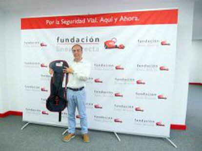 Mikel Garrido, fundador de Euraslog, muestra el sistema ganador del premio de la Fundación Línea Directa.