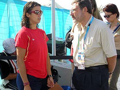 Nuria Domínguez, tras secarse las lágrimas, charla con Jaime Lissavetzky, secretario de Estado para el Deporte.