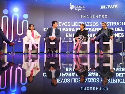 De izquierda a derecha: Pedro Zuazua (EL PAÍS), Carmen Alonso (Visa), Juan Miguel Estallo (Liberty seguros), Susana Entero (Kellogg's), Jorge Barrero (Cotec)
 y Silvia Leal (experta en transformación digital).