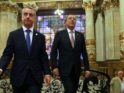 I&ntilde;igo Urkullu, por delante del diputado general de Bizkaia, Jos&eacute; Luis Bilbao, en la recepci&oacute;n de San Ignacio.