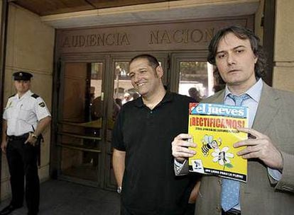 Fontdevila y Torres Meana, con un ejemplar de <i>El Jueves,</i> en julio.